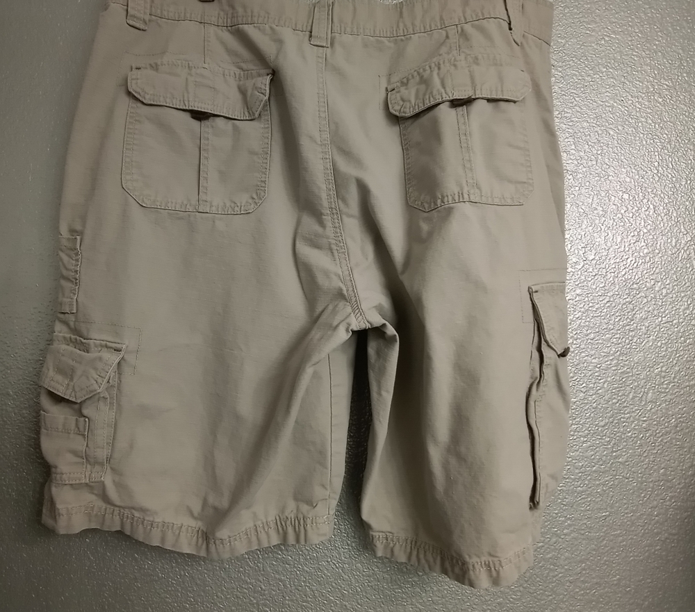 Rustic Ridge Cargo Shorts.   Size 40 - Picture 3 of 3